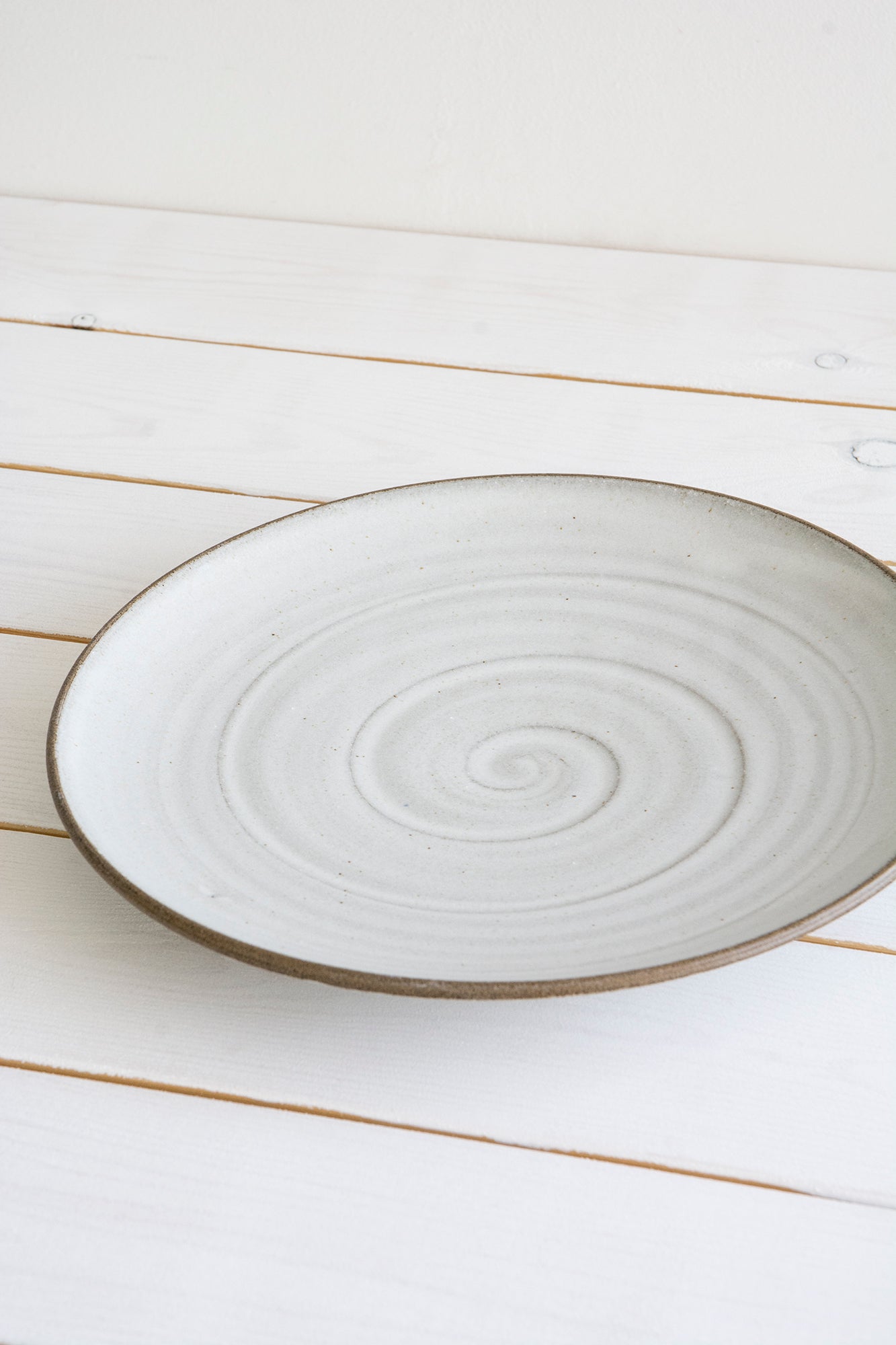 https://www.madaboutpottery.com/cdn/shop/products/set-of-4-white-large-pottery-dinner-plates-803706.jpg?v=1669299673&width=1445